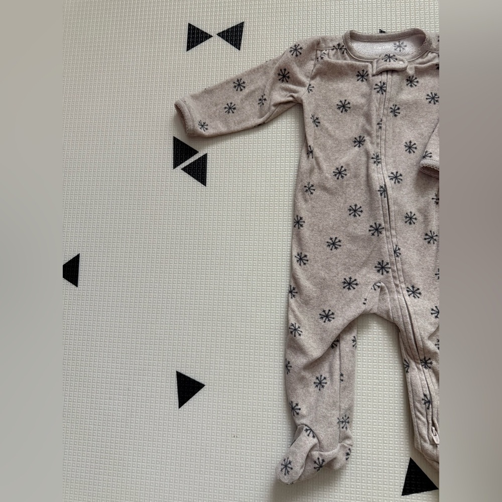 Carter's|Baby gender neutral Beige Star Print fleece Footies,winter staple•9M